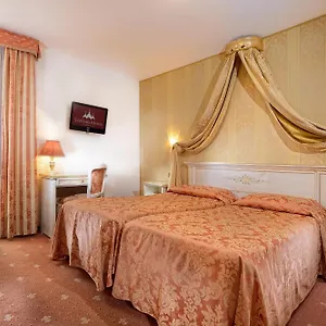 ambassador-tre-rose.hotelslidodijesolo.com/